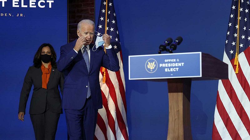 Biden presenta la nueva estrategia contra la COVID-19: mascarillas obligatorias, más tests y medidas de seguridad