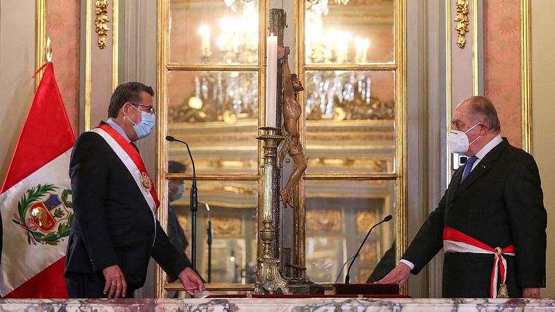 El Tribunal Constitucional peruano revisará la destitución de Vizcarra mientras crecen las protestas
