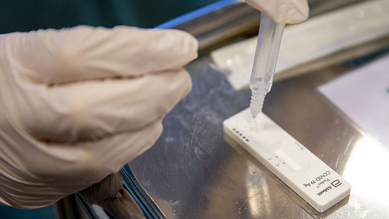 España exigirá una PCR negativa a viajeros de 65 países, entre ellos EE.UU, Reino Unido, Francia, Italia o Alemania