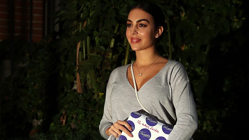 Georgina Rodríguez, la nueva chica de moda, reparte juguetes en un acto solidario