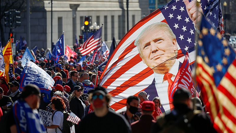 Miles de partidarios de Trump salen a la calle para exigir "cuatro años más"