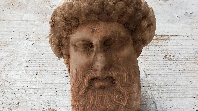Hallan una cabeza de Hermes en pleno centro de Atenas durante una obra vial