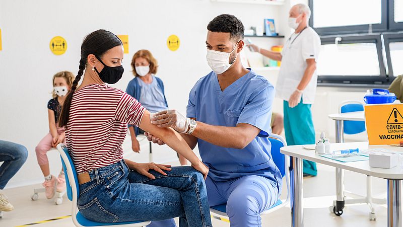 ¿Se puede obligar a la vacunación contra la COVID-19? Legalmente sí, pero los expertos lo desaconsejan