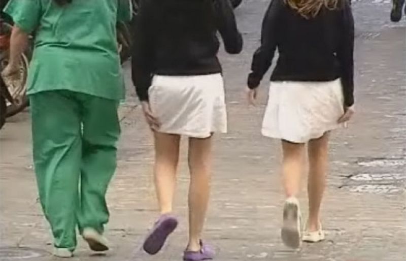Las enfermeras de la Clínica de San Rafael en Cádiz seguirán llevando falda