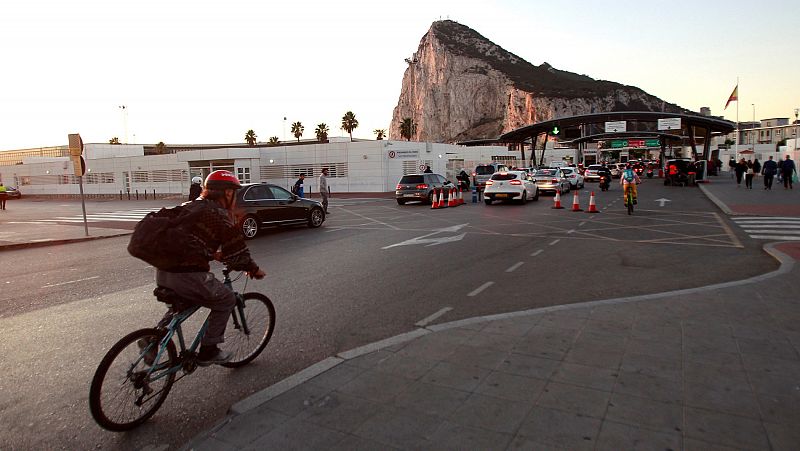 España pacta con Reino Unido y Gibraltar el procedimiento para mantener los derechos de los trabajadores fronterizos