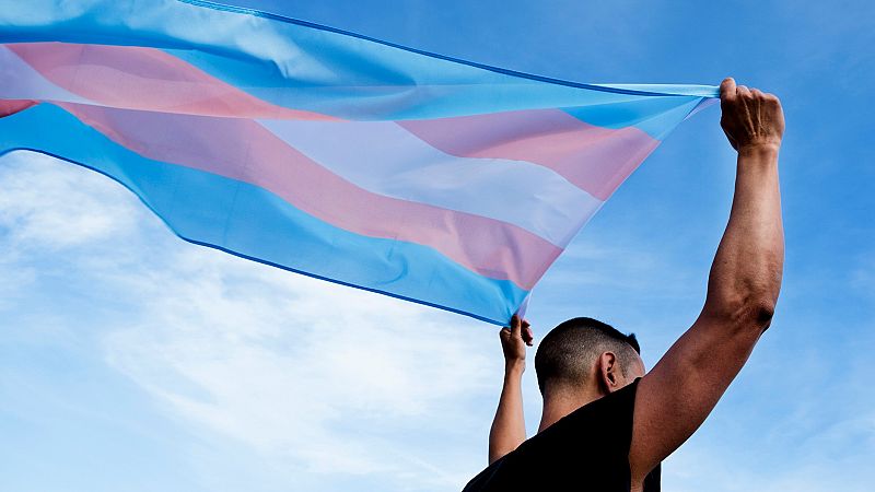 Las claves de la futura 'ley trans': por qué hay posturas enfrentadas dentro del feminismo