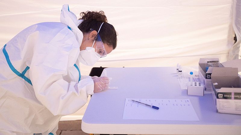 Sanidad exige un plan a las comunidades autónomas que quieran hacer test de coronavirus en las farmacias