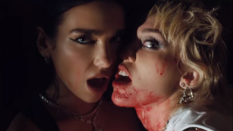 Miley Cyrus y Dua Lipa desbordan sensualidad en el videoclip de "Prisoner"