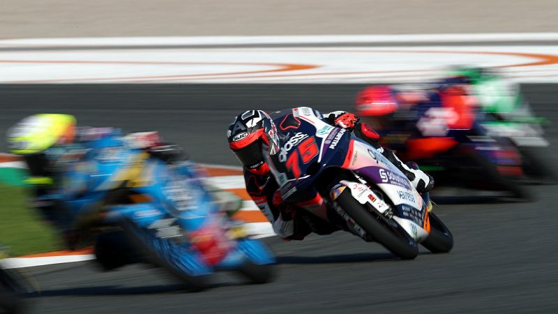 Arenas avisa a sus rivales por el título en Moto3 dominando el primer asalto en Portimao