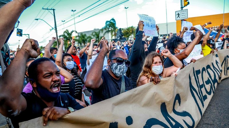 La paliza mortal de dos vigilantes de seguridad blancos a un cliente negro aviva el debate del racismo en Brasil