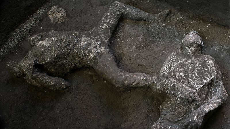Un equipo de arqueólogos halla y reconstruye en Pompeya los cuerpos de dos hombres con sus ropas