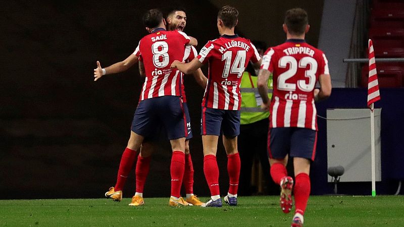 El Atlético no acusa las bajas y suma ante el Barça tres puntos de oro