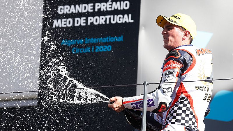 Albert Arenas se defiende con uñas y dientes para proclamarse en Portimao campeón del mundo de Moto3
