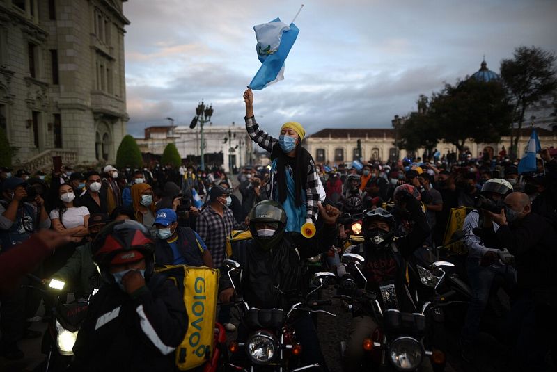 Cientos de guatemaltecos vuelven a manifestarse contra el Gobierno de Giammattei