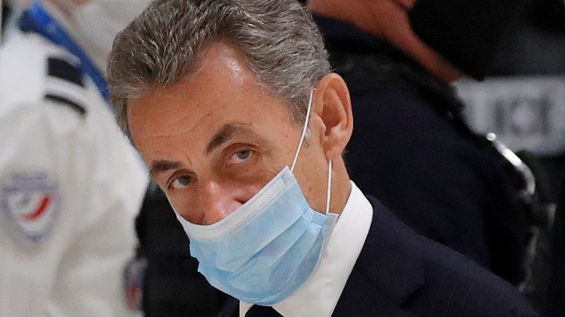 El expresidente Nicolás Sarkozy se sienta en el banquillo para ser juzgado por corrupción y tráfico de influencias