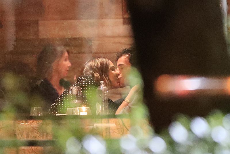 Tamara Falcó e Iñigo Onieva se comen a besos en un restaurante