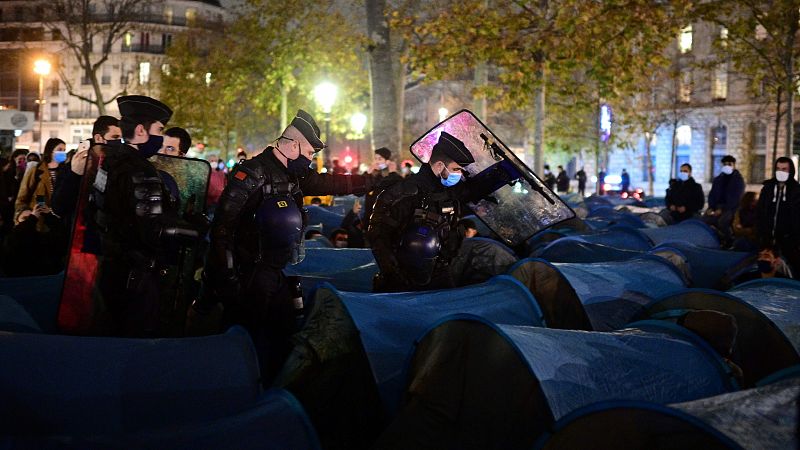 Polémica en Francia por el violento desalojo de un campamento de migrantes en París