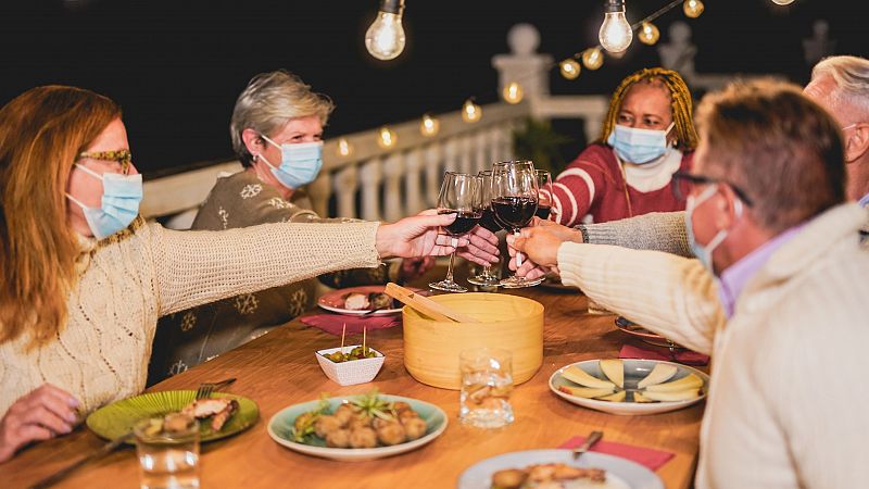 Por qué los científicos desaconsejan las reuniones navideñas: cinco recomendaciones que debes saber