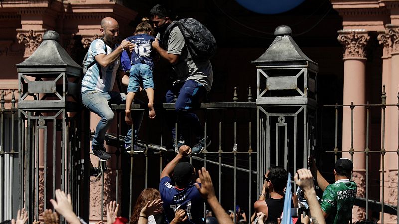 Argentina se despide de Maradona en un multitudinario adis en la Casa Rosada