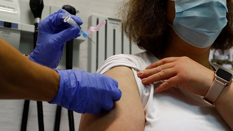 Sanidad detalla los 15 grupos de población que serán vacunados contra la COVID en tres fases