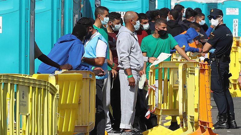 El Defensor del Pueblo pide el "cierre inmediato" del muelle de Arguineguín