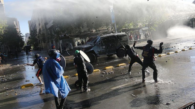 Incidentes y enfrentamientos con la Policía chilena en una multitudinaria marcha contra Piñera