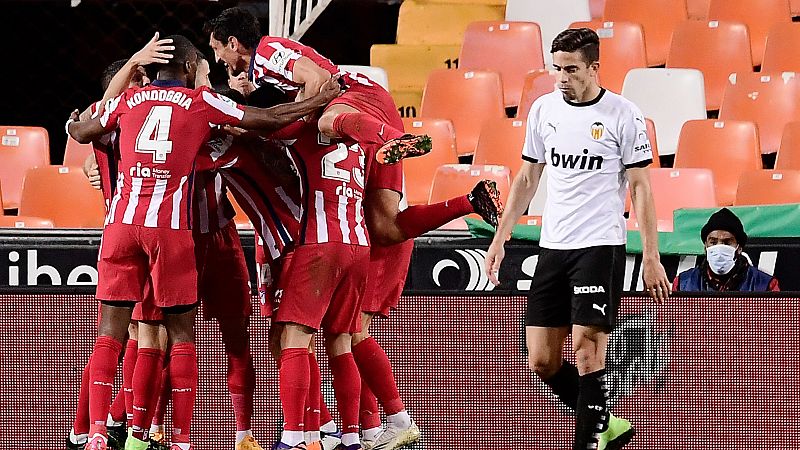 El AtlEl Atlético encuentra el premio en Mestalla y llega a la cabeza de la Liga