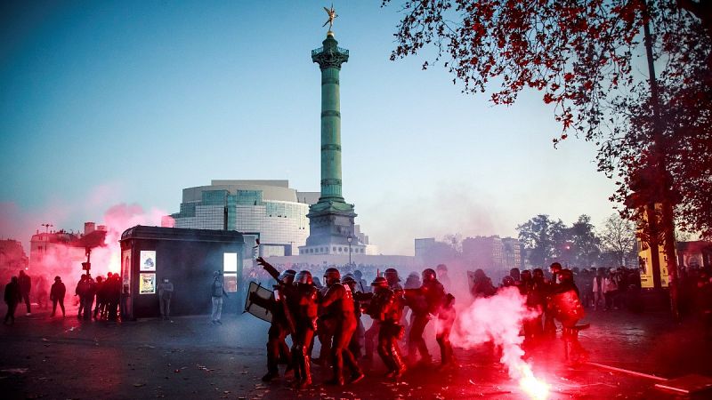 Disturbios tras una multitudinaria manifestación en París contra la polémica ley de seguridad