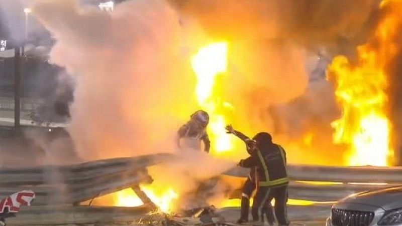 Romain Grosjean, ileso, tras un grave accidente en el Gran Premio de Baréin