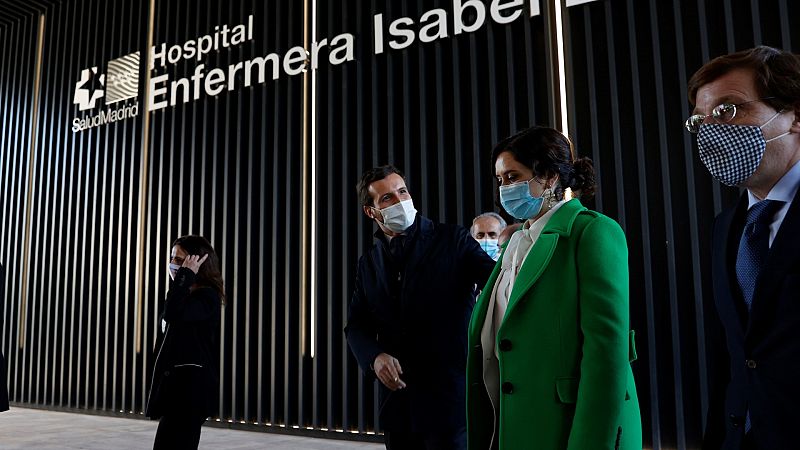 Ayuso inaugura el Hospital Isabel Zendal entre protestas por la falta de contratación de sanitarios