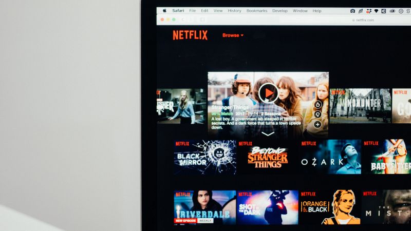 El creador de 'Black Mirror' confirma un documental sobre 2020: repasamos algunas de las simulaciones más random del año