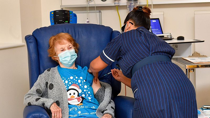 Una mujer británica de 90 años, la primera persona del mundo en recibir la vacuna de Pfizer y BioNTech