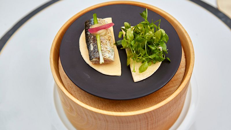 Receta de coca crujiente de sardinas, ensalada de pamplinas y pesto