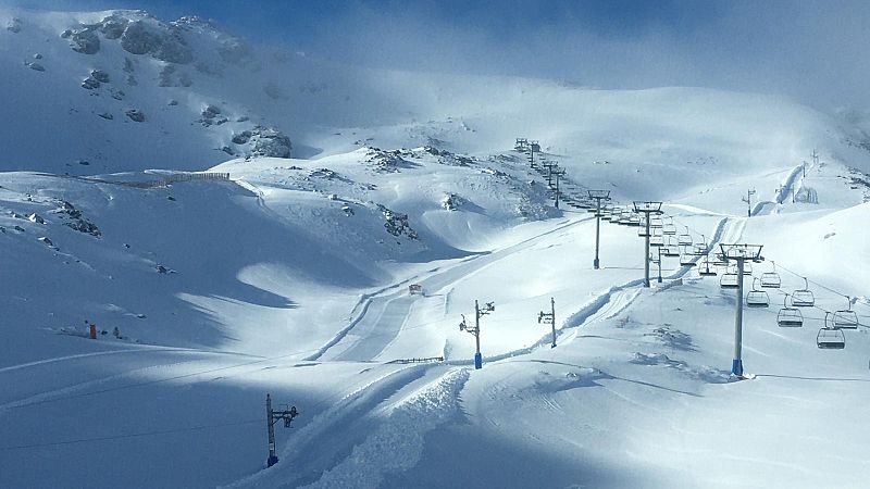 San Isidro y Leitariegos levantan el telón de la temporada invernal más atípica para las estaciones españolas