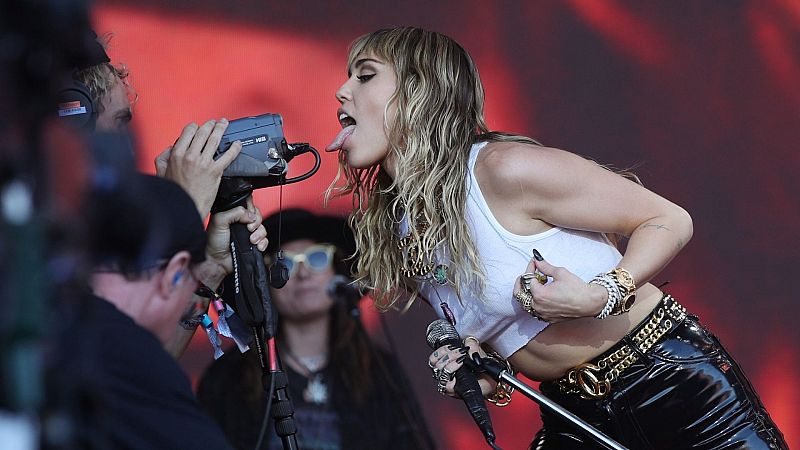 Desde ligar con una fan hasta sugerir que se rapen la cabeza: así se las gasta Miley Cyrus en Tik Tok