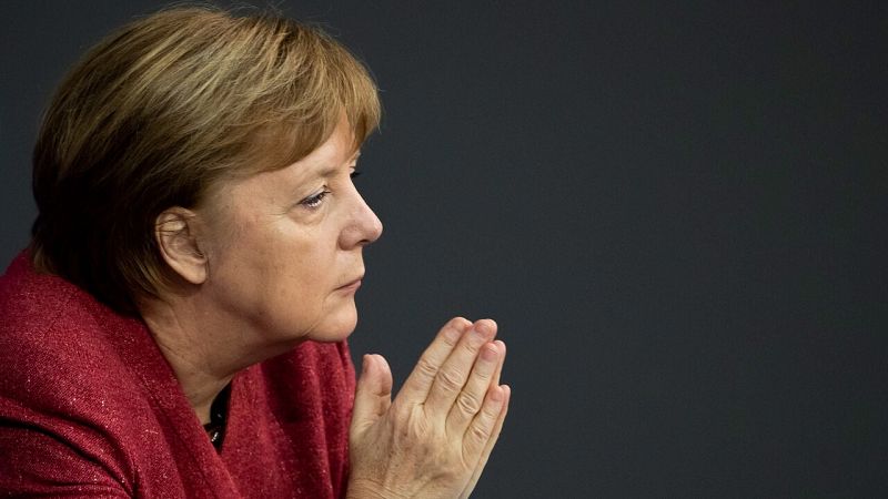 Merkel, visiblemente emocionada, pide un último esfuerzo antes de la Navidad: "590 muertos en un día es inaceptable"