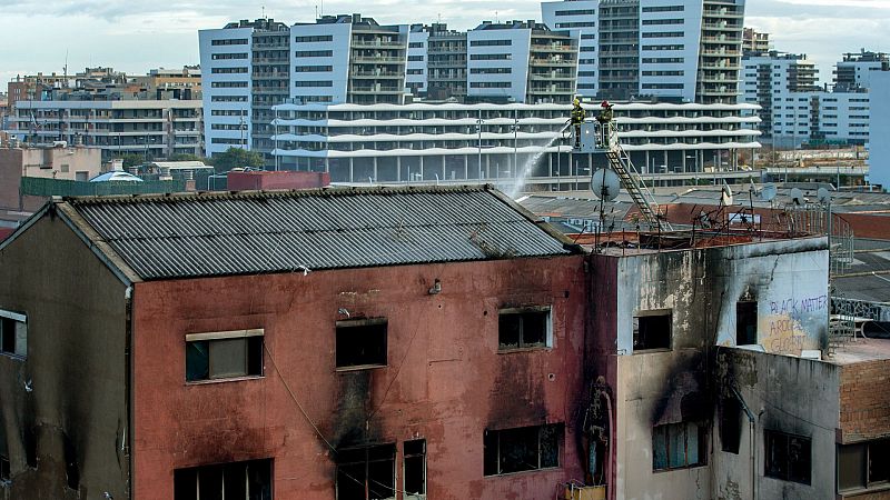 Al menos tres muertos y 25 heridos en el incendio de una nave abandonada en Badalona