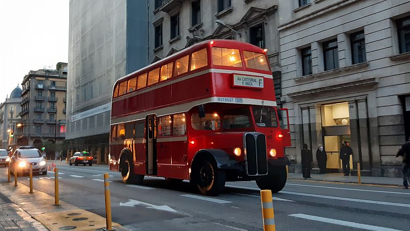 Un autobús ACLO simboliza la Barcelona de los años 50 en el anuncio de Lotería de Navidad