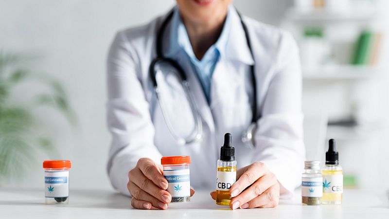 Cannabis medicinal en España: sin regulación, con problemas para investigar y pacientes que se sienten "delincuentes"