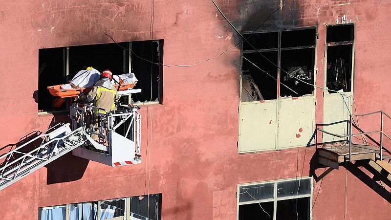 "¡Ayuda, nos estamos quemando!": el grito desesperado en el incendio de una nave ocupada en Badalona