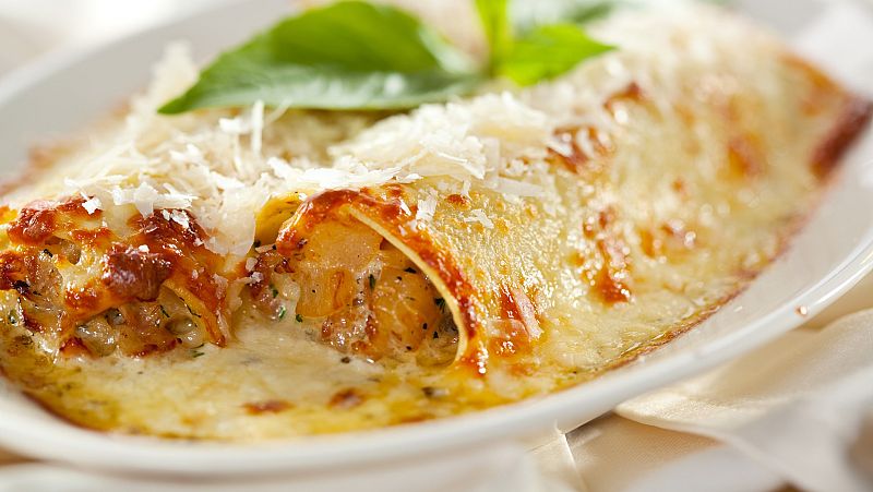 Receta de canelones tradicionales con salsa de setas y queso