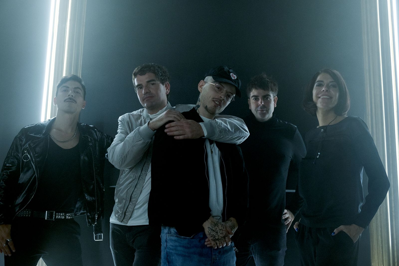 "La canción habla de una chica bisexual que recibe palos por los dos lados"