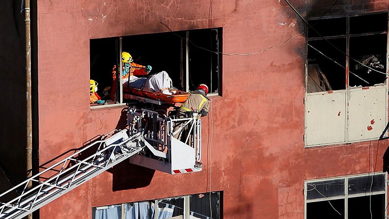 Los Mossos identifican a dos de los fallecidos en el incendio de la nave de Badalona y continúan investigando las causas