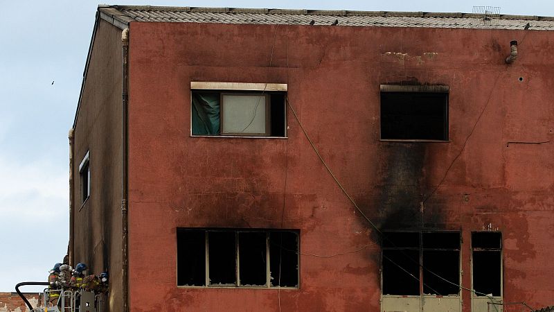 Los propietarios de la nave incendiada en Badalona aseguran que iniciaron las gestiones para realizar un desalojo "pactado"