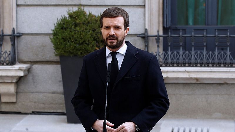 Casado ofrece a Sánchez un pacto de Estado sobre inmigración tras visitar la nave incendiada de Badalona