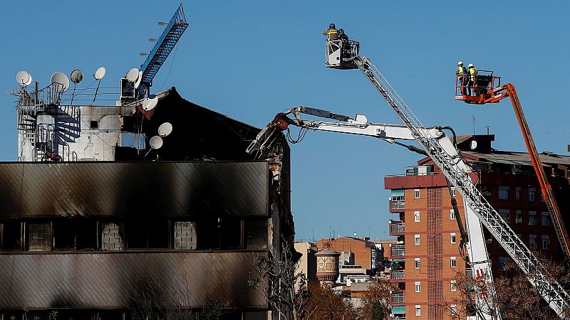 Hallan una cuarta víctima mortal en la nave incendiada de Badalona