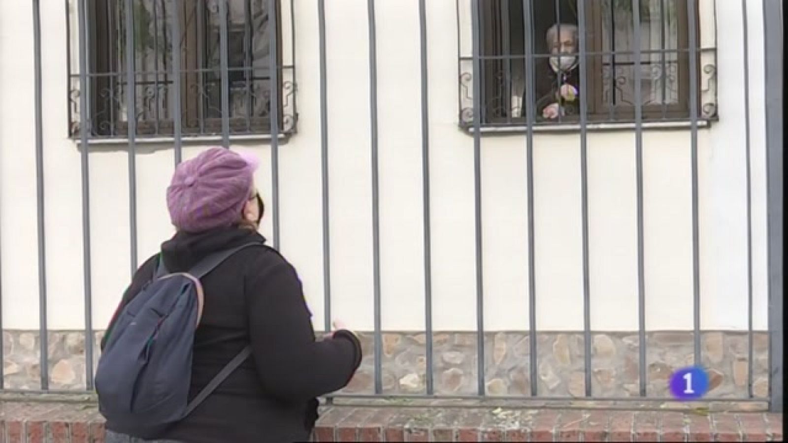 Familiares de ancianos en residencias esperan una Navidad en la que poder ver a sus mayores con seguridad | Ver