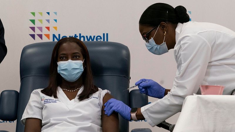 Una enfermera de Nueva York, primera persona en recibir la vacuna de Pfizer contra el coronavirus en EE.UU.