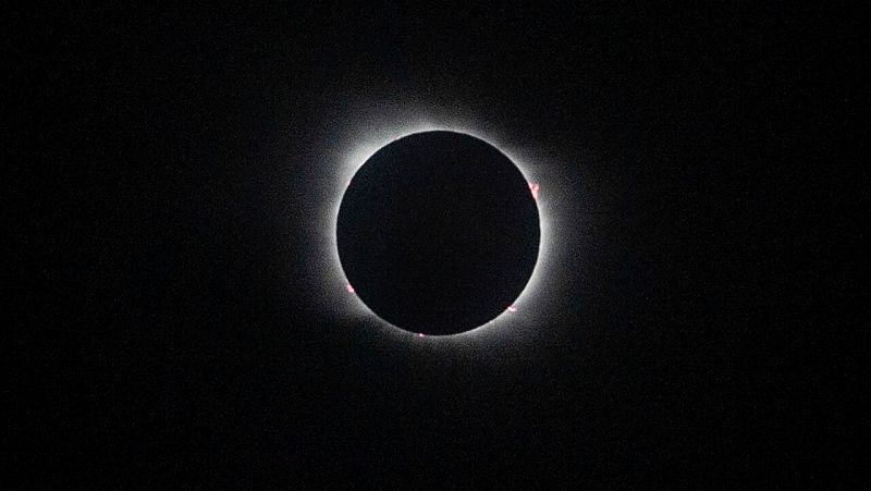 Un eclipse total de Sol oscurece Chile y Argentina