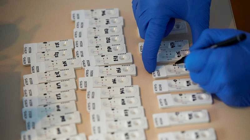 Sanidad y comunidades urgen a no prescribir test rápidos de autodiagnóstico: "Dan una falsa seguridad"